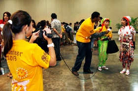 Students interview performers of the Honolulu Festival. Were they able to find out why they love to perform at the Honolulu Festival?