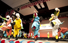 A joint performance by dancers from Japan and Honolulu.