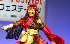 今年もパワー全開!秋葉系アイドルのモモーイ