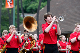 The experienced Hellgate High School Band from Montana has participated in many parades. And now, the Honolulu Festival!