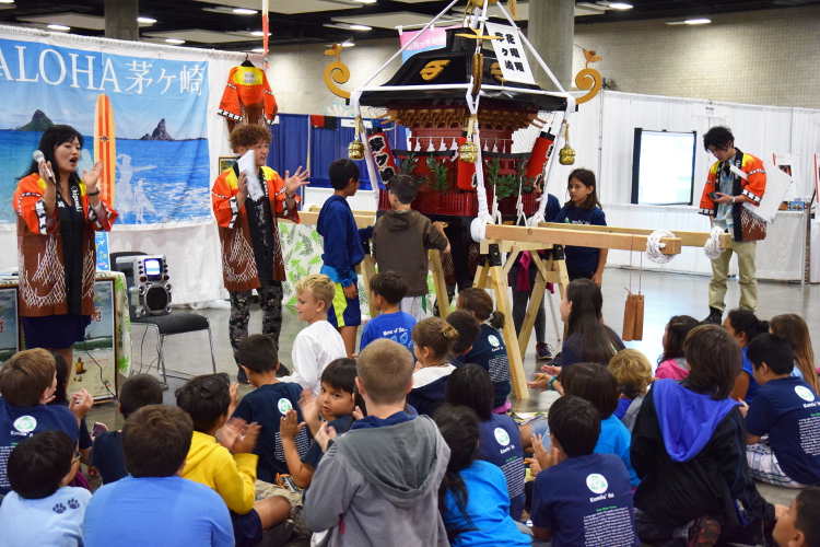 茅ヶ崎でお馴染みの相州神輿!みんなで触って、担いでみたりとお祭り気分を大満喫。