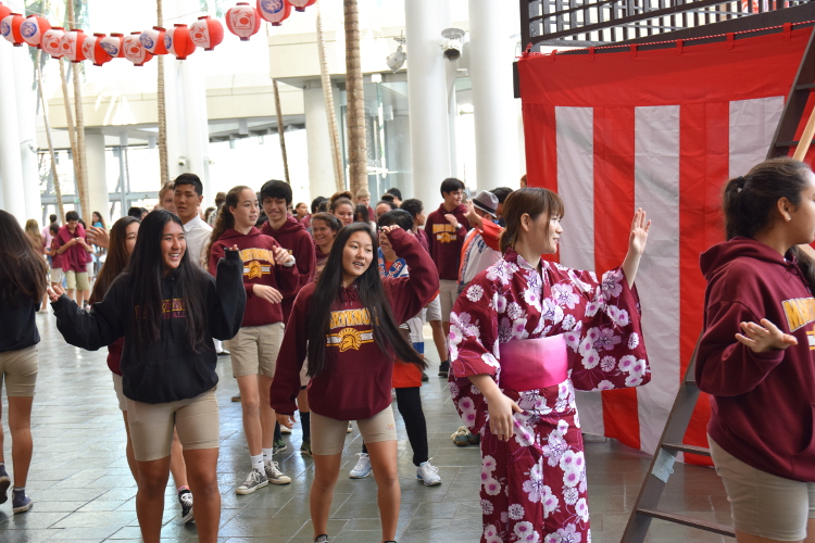 表の広場では、盆ダンスも行われました。